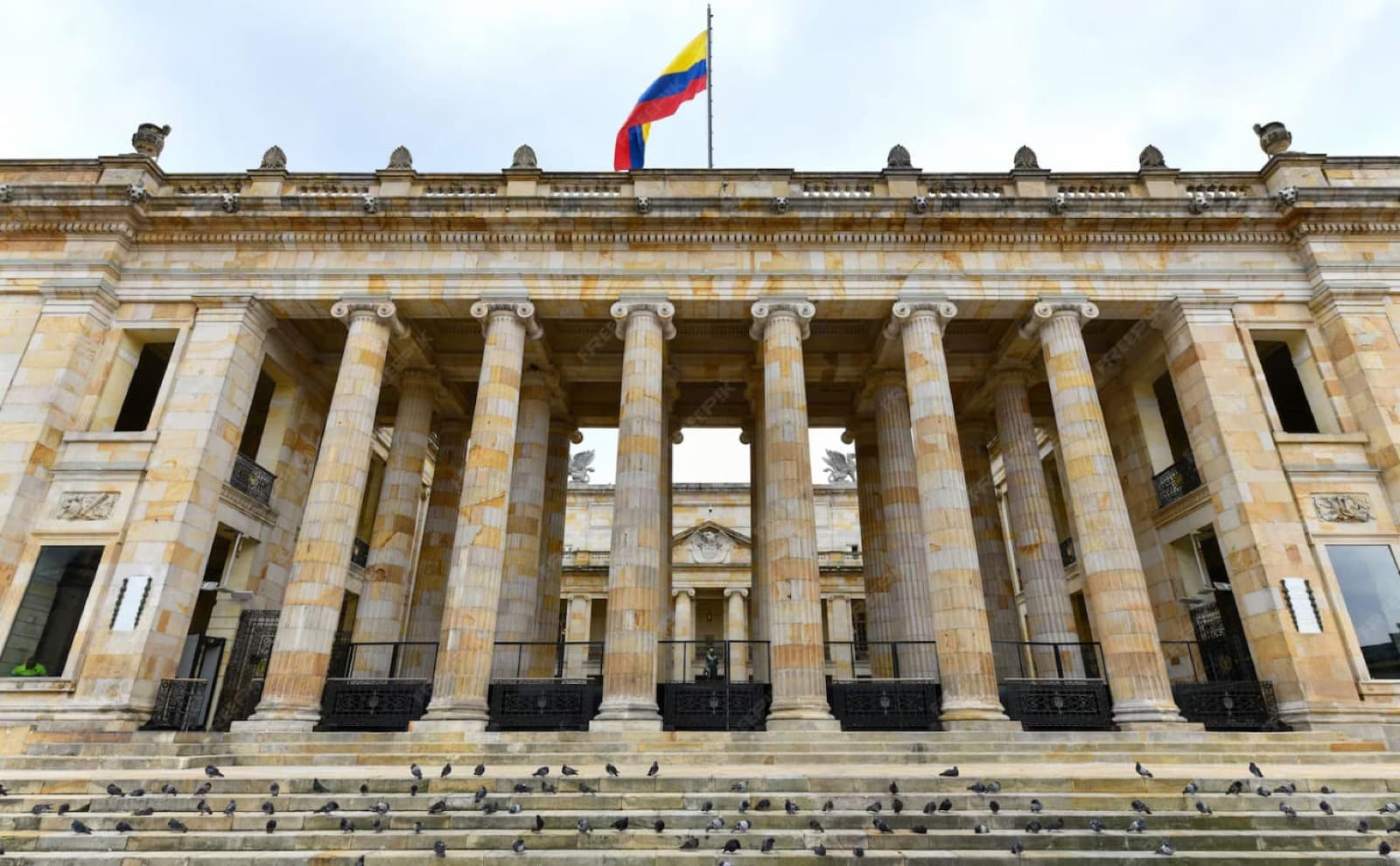 Facade of the Senate of the Republic of Colombia with the Colombian flag above it.