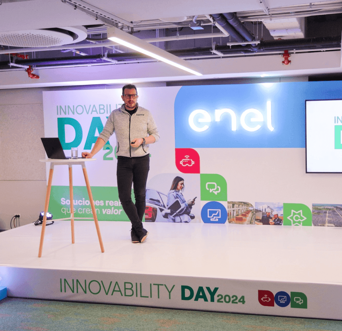 Presentation in front of an Enel screen.