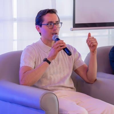 Portrait of Alan Arguello.